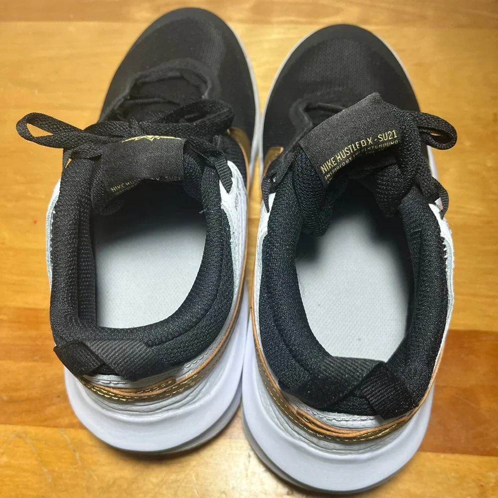 Nike TEAM HUSTLE D10 Black/White Boy‎ Shoes Sz 7Y